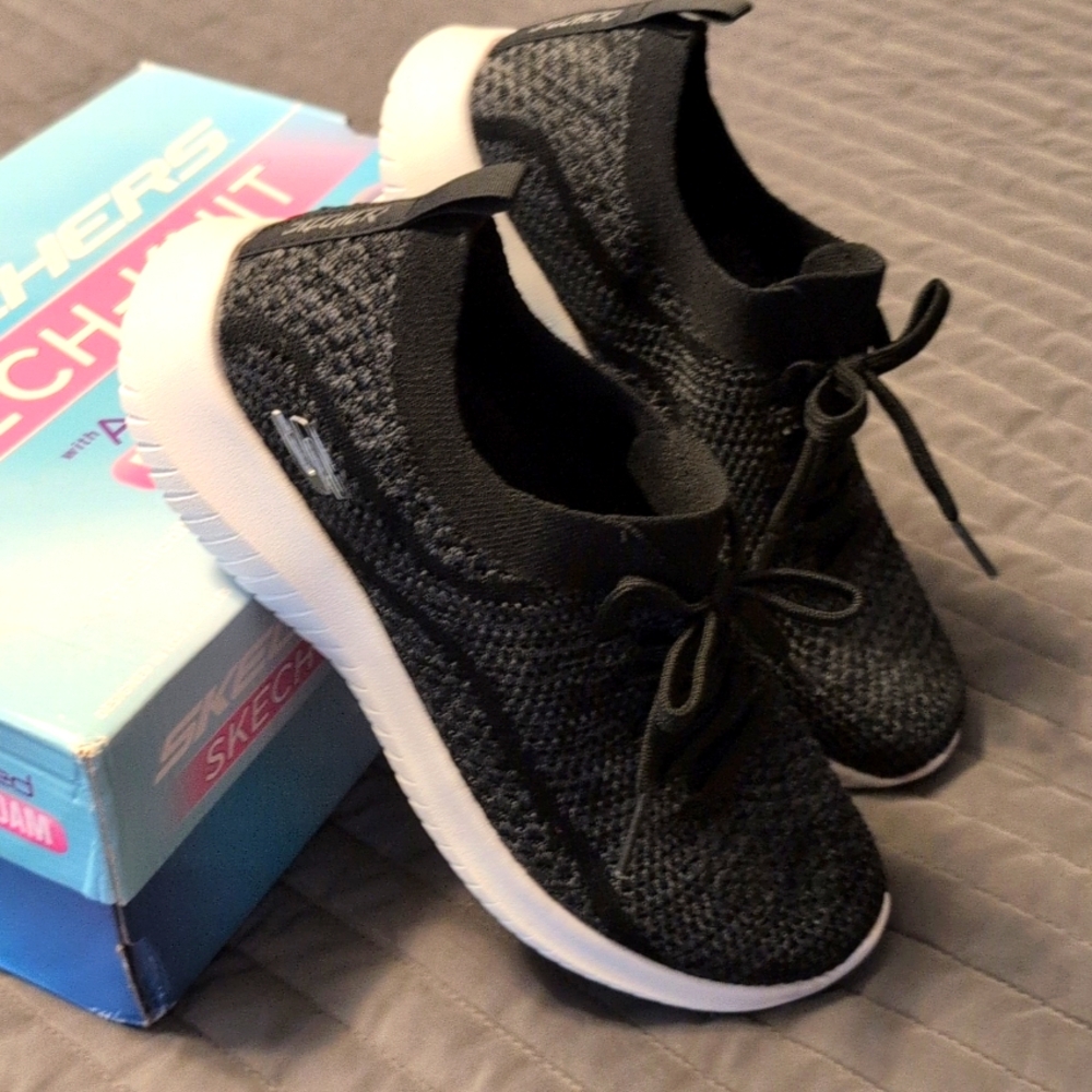 Skechers Sketch-knit Memory Foam With Air-cooled, Black and White Knit Sneakers